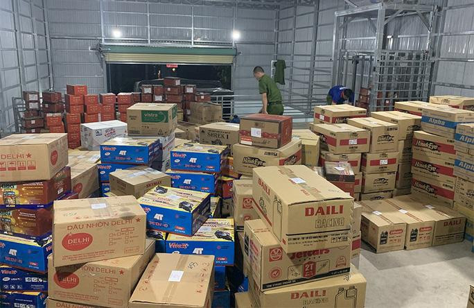 Bên trong các thùng giấy này chứa rất nhiều chai nhựa đựng nhớt và phụ tùng ôtô với nhiều nhãn hiệu nổi tiếng