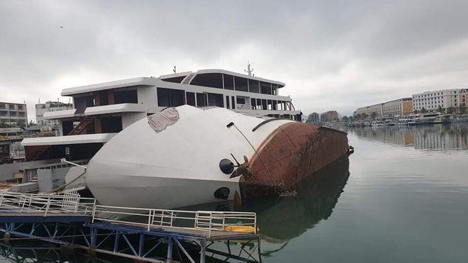 Du thuyền 5 sao Halong Aquamarine bị lật ngang