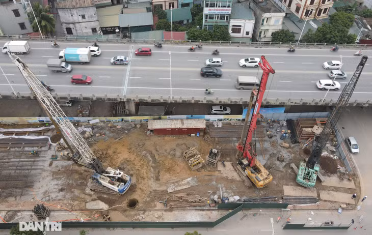 Dự án xây dựng cầu Vĩnh Tuy giai đoạn 2 đang được triển khai song song cầu giai đoạn 1 về phía hạ lưu (phường Bát Khối, Long Biên) với hình dáng tương tự cầu giai đoạn 1. Tổng chiều dài cầu và đường dẫn khoảng 3.473m; điểm đầu tại Km0+840, giao với đường Nguyễn Khoái và đường Minh Khai; điểm cuối tại Km4+312,62, giao với đường Long Biên - Thạch Bàn, đường Cổ Linh). Mặt cắt ngang cầu 19,25m, tương đương bốn làn xe. Dự án do Ban Quản lý dự án đầu tư xây dựng công trình giao thông Hà Nội làm chủ đầu tư.