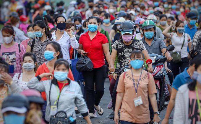 Công nhân Công ty PouYuen trong giờ tan ca