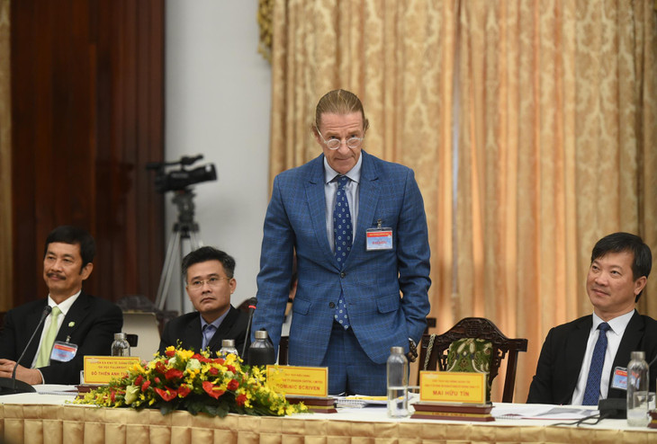 Ông Dominic Scriven, Chủ tịch Công ty Dragon Capital: Định hướng nền kinh tế Việt Nam đến 2045 nên tập trung ngay từ bây giờ vào 3 vấn đề thiên thời, địa lợi, nhân hòa. Ảnh: VGP Ông Dominic Scriven, Chủ tịch Công ty Dragon Capital: Định hướng nền kinh tế Việt Nam đến 2045 nên tập trung ngay từ bây giờ vào 3 vấn đề thiên thời, địa lợi, nhân hòa. Ảnh: VGP