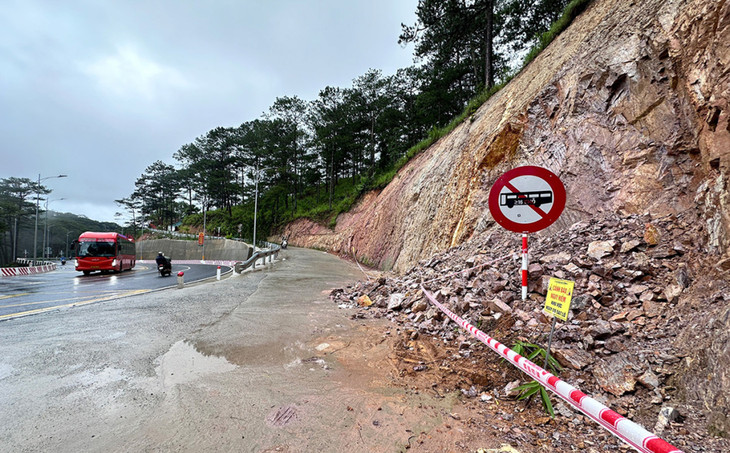 Ta luy dương đèo Prenn đoạn ở phường 3 bị sạt lở