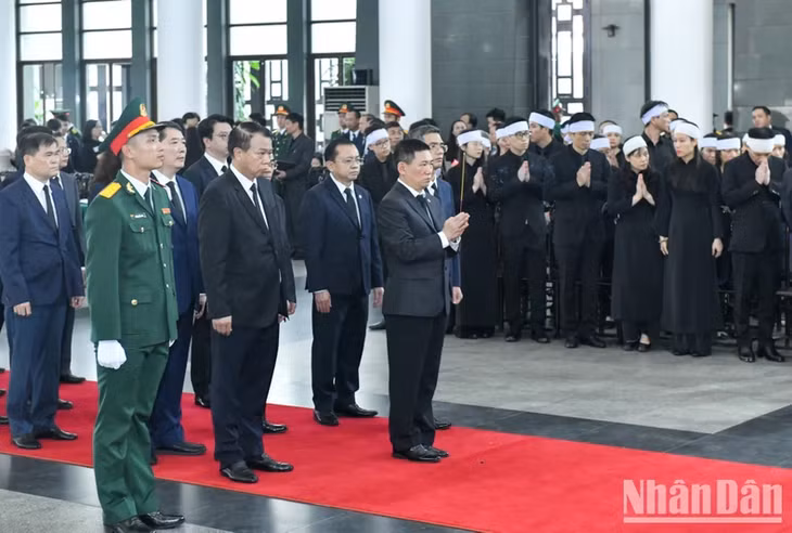 Đoàn Bộ Tài chính viếng Tổng Bí thư Nguyễn Phú Trọng