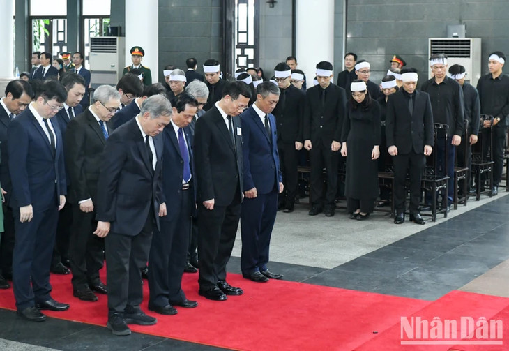 Đoàn Bộ Thông tin và Truyền thông viếng Tổng Bí thư Nguyễn Phú Trọng