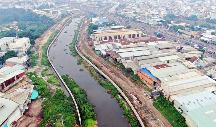 Một đoạn kênh Tham Lương - Bến Cát - rạch Nước Lên qua quận Bình Tân đang được cải tạo