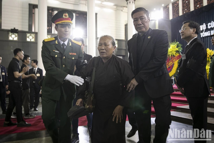 Nhiều người già phải có người dìu vẫn đến lễ viếng.