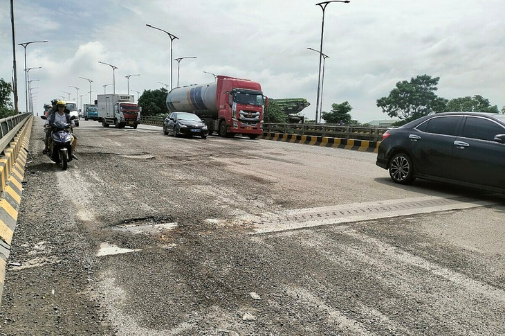 Mặt cầu Phù Đổng bị bong bật lớp bê tông nhựa
