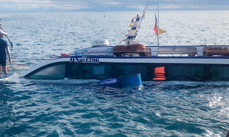 Ca nô bị chìm trên biển sau tai nạn Ca nô bị chìm trên biển sau tai nạn