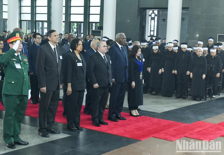 Đoàn Cuba viếng Tổng Bí thư Nguyễn Phú Trọng.