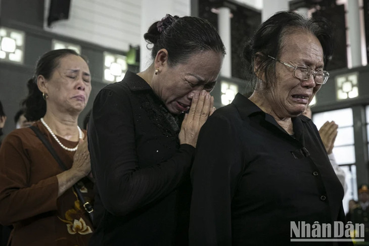 Nhiều người dân đã không kìm nén được nước mắt.