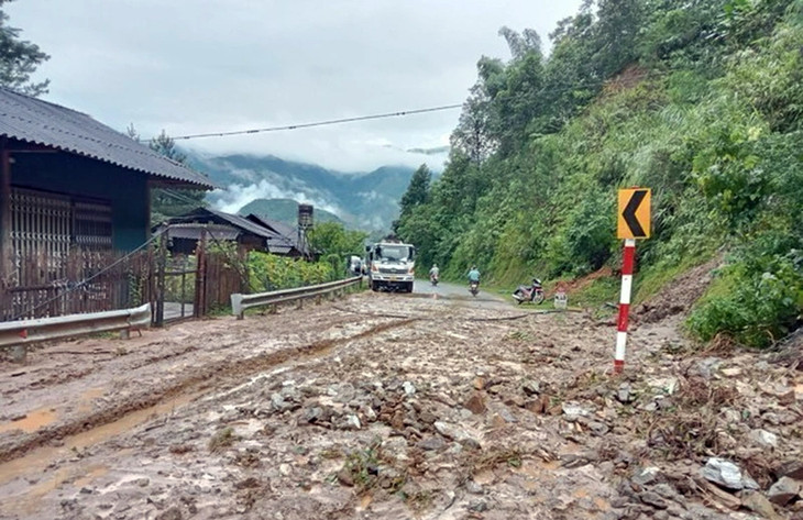 Mưa lớn làm sạt lở 15 điểm trên Quốc lộ 32 (đoạn qua địa phận xã Khau Phạ), trong đó có 6 điểm tắc đường, xe ô tô không qua lại được