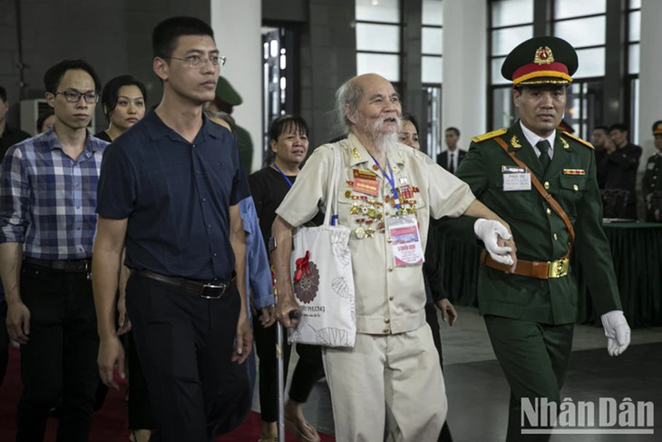 Một cựu chiến binh vào viếng Tổng Bí thư Nguyễn Phú Trọng.