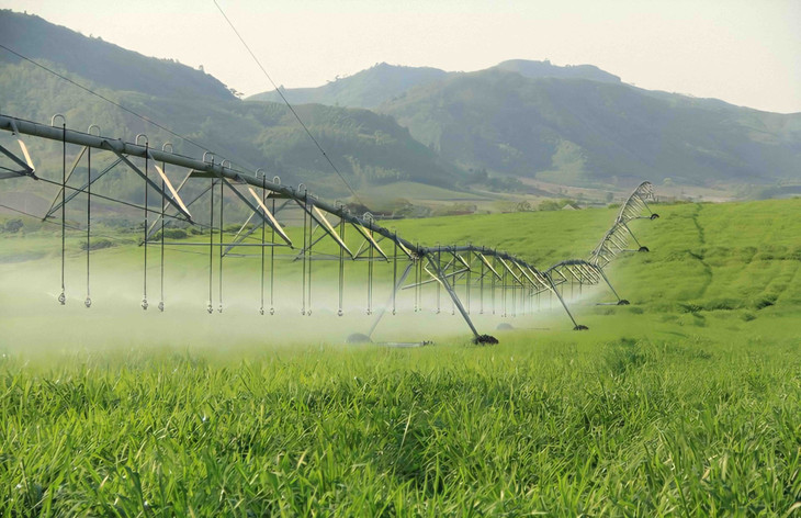 Cánh tay tưới khổng lồ trên cánh đồng nguyên liệu của TH được vận hành bằng app thông minh với cảm biến tự đo độ ẩm của đất giúp tiết kiệm nước, tiết kiệm năng lượng Cánh tay tưới khổng lồ trên cánh đồng nguyên liệu của TH được vận hành bằng app thông minh với cảm biến tự đo độ ẩm của đất giúp tiết kiệm nước, tiết kiệm năng lượng