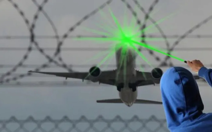 20% vụ uy hiếp an toàn bay ở Tân Sơn Nhất do rọi đèn laser, flycam. Ảnh minh họa