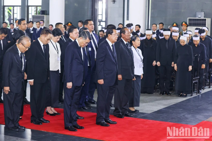 Đoàn Vương quốc Campuchia do Chủ tịch Đảng Nhân dân Campuchia, Chủ tịch Thượng viện Campuchia Hun Sen làm Trưởng đoàn, viếng Tổng Bí thư Nguyễn Phú Trọng