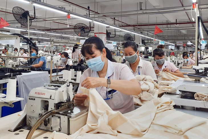 Công nhân Công ty TNHH Nobland Việt Nam trong giờ sản xuất Công nhân Công ty TNHH Nobland Việt Nam trong giờ sản xuất