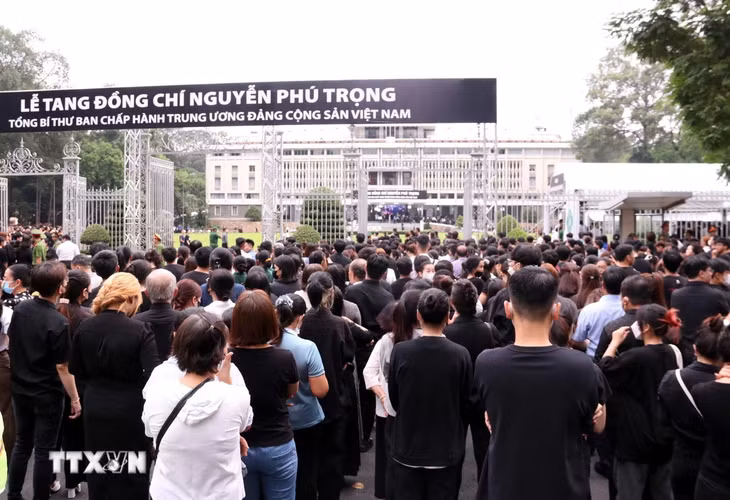 Người dân Thành phố Hồ Chí Minh đến viếng Tổng Bí thư Nguyễn Phú Trọng tại Hội trường Thống Nhất