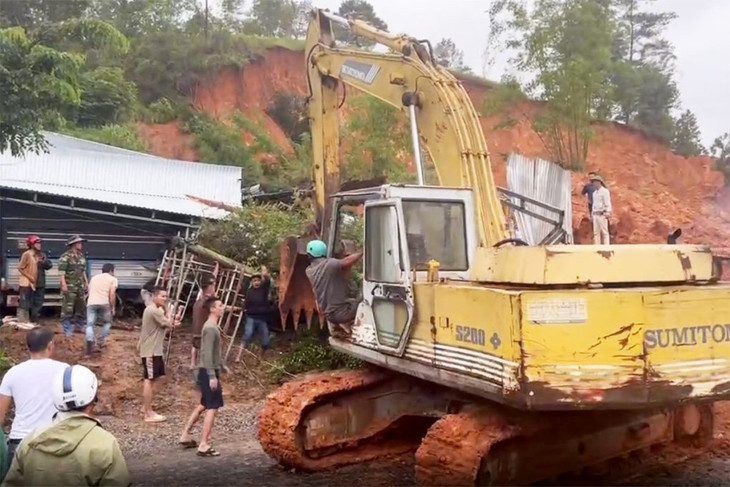 Người dân cùng lực lượng chức năng tham gia tìm kiếm nạn nhân Người dân cùng lực lượng chức năng tham gia tìm kiếm nạn nhân