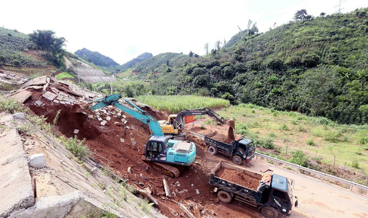 Máy xúc, ô tô được huy động để xúc, ủi, san gạt, đảm bảo thông tuyến nhanh nhất.