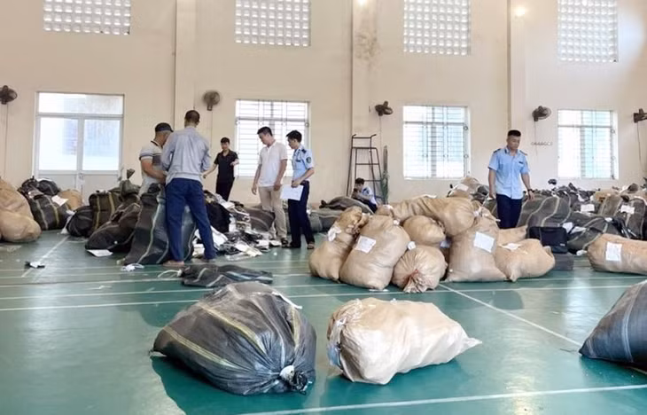 Cơ quan chức năng kiểm đếm hàng vi phạm Cơ quan chức năng kiểm đếm hàng vi phạm