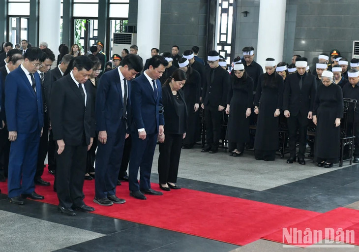 Đoàn Bộ Tài nguyên và Môi trường viếng Tổng Bí thư Nguyễn Phú Trọng