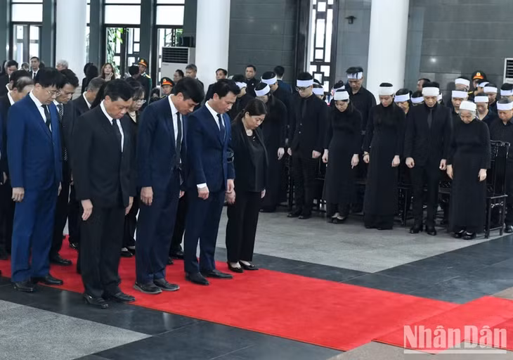 Đoàn Bộ Tài nguyên và Môi trường viếng Tổng Bí thư Nguyễn Phú Trọng