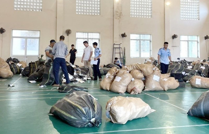 Cơ quan chức năng kiểm đếm hàng vi phạm