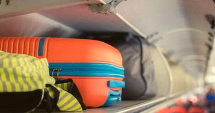 Hành khách tung tin có lựu đạn trong vali bị cấm bay 12 tháng. Ảnh minh họa Hành khách tung tin có lựu đạn trong vali bị cấm bay 12 tháng. Ảnh minh họa