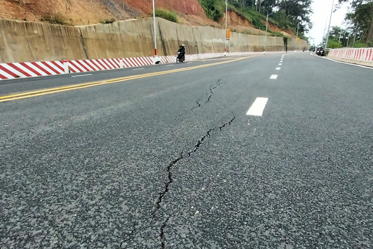 Vết rạn nứt mặt đường đèo Prenn