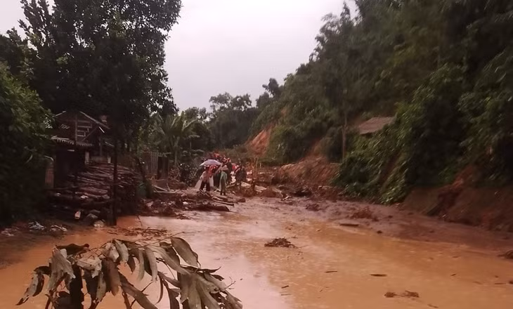 Nước lũ tràn vào bản Lĩnh