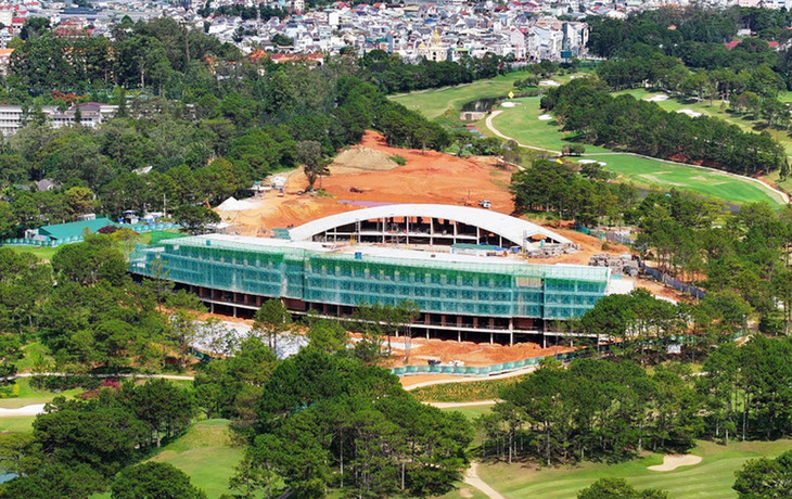 Hai công trình xây ở đồi Cù, trong đó tòa nhà 4 tầng bên trái hình bị xác định xây không phép, toà mái vòm nằm phía sau xây vượt phép