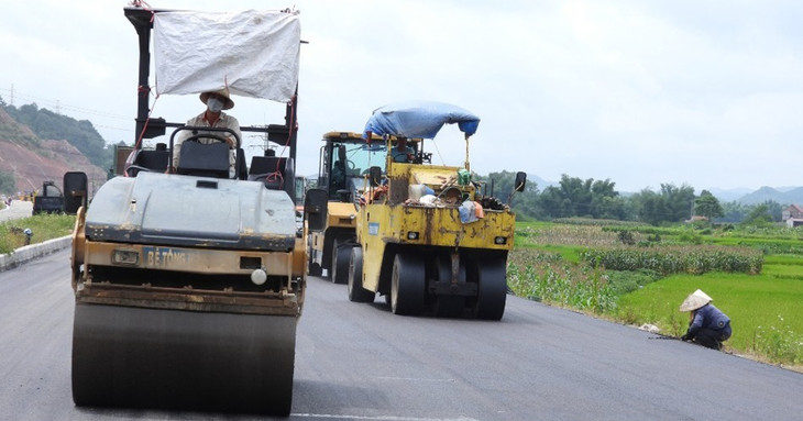 Nhà thầu huy động phương tiện thảm mặt đường Dự án Cải tạo, nâng cấp Quốc lộ 4B đoạn Km3+700 đến Km18, tại phân đoạn Km6