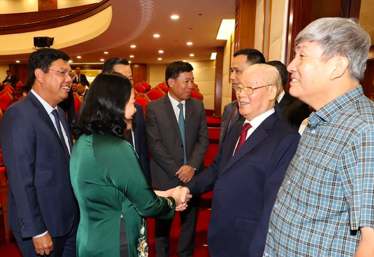 Tổng Bí thư Nguyễn Phú Trọng cùng các đồng chí lãnh đạo Đảng, Nhà nước và đại biểu dự Hội nghị Trung ương lần thứ chín, khóa XIII. Ảnh: Trí Dũng/TTXVN