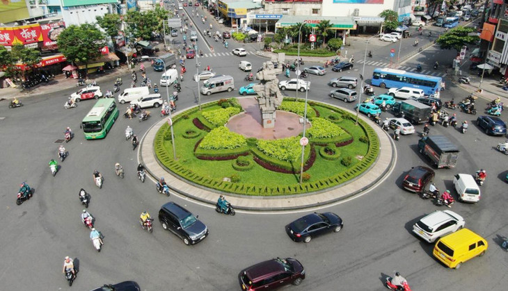 Vòng xoay ngã 7 nút giao giữa các tuyến đường Điện Biên Phủ - Ngô Gia Tự - Lý Thái Tổ - Lê Hồng Phong nên thường ùn tắc vào giờ cao điểm