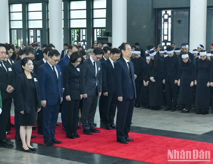 Đoàn Hàn Quốc viếng Tổng Bí thư Nguyễn Phú Trọng.