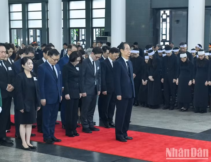 Đoàn Hàn Quốc viếng Tổng Bí thư Nguyễn Phú Trọng.