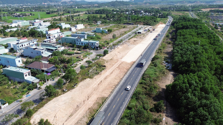 Nhiều đoạn mặt bằng dự án cao tốc Hòa Liên - Túy Loan còn vướng khiến việc thi công gặp khó