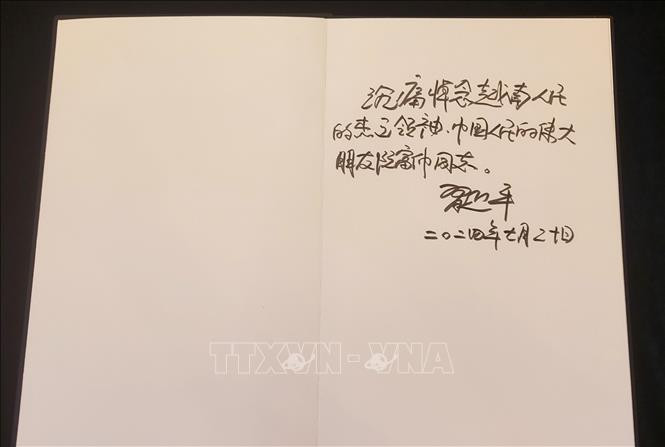 Tổng Bí thư, Chủ tịch Trung Quốc Tập Cận Bình ghi dòng chữ trong Sổ tang: &quot;Vô cùng thương tiếc đồng chí Nguyễn Phú Trọng, lãnh tụ kiệt xuất của nhân dân Việt Nam, người bạn vĩ đại của nhân dân Trung Quốc&quot;