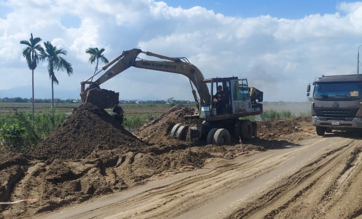 Công trường thi công đường ĐT.608. Nhà thầu tận dụng mặt bằng đến đâu, thi công đến đó.