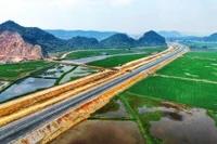 Đến năm 2030, Việt Nam sẽ có 5.000 km đường cao tốc và hoàn thành nhiều sân bay, bến cảng lớn. Ảnh: Lê Tiên