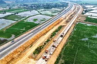 Cần đẩy nhanh tốc độ triển khai đầu tư công, củng cố lòng tin của người tiêu dùng và các nhà đầu tư để bảo đảm tăng trưởng trong ngắn hạn. Ảnh: Tuấn Anh