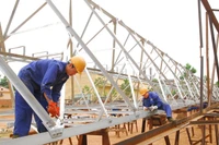 Để cải thiện vị thế hàng Việt trong các gói thầu, doanh nghiệp trong nước cần nâng cao tính cạnh tranh, nhất là về chất lượng, mẫu mã, giá cả hàng hóa. Ảnh: Lê Tiên