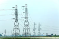 Giai đoạn 2021 - 2030, tổng vốn đầu tư phát triển nguồn và lưới điện truyền tải ước tính là 134,7 tỷ USD. Ảnh: Nhã Chi