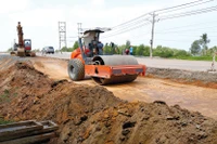 Lợi nhuận của các nhà thầu xây dựng sụt giảm do phải gánh thêm nhiều chi phí tài chính, quản lý trong khi giá vật liệu xây dựng, nhân công, ca máy tăng mạnh. Ảnh: Nhã Chi