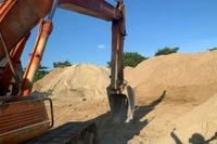 Tổng giá trúng đấu giá 3 mỏ cát trên địa bàn TP. Hà Nội tháng 11/2023 khoảng 1.700 tỷ đồng, gấp hàng trăm lần tổng giá khởi điểm. Ảnh: Nhã Chi