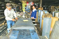 Hộ kinh doanh có doanh thu hàng năm trên 1 tỷ đồng hoặc nộp thuế theo phương pháp kê khai thuộc đối tượng sử dụng hóa đơn điện tử khởi tạo từ máy tính tiền. Ảnh: Huế Nguyễn