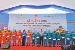 Tổng Giám đốc Phục Hưng Holdings Đặng Trọng Đức trao quà cho người lao động