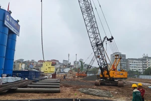 Công nhân thực hiện gói thầu thi công cọc khoan nhồi và tường vây dự án chung cư cao cấp tại ô đất NO11 thuộc KĐT mới Dịch Vọng Cầu Giấy