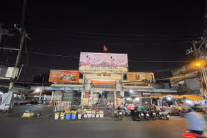 Đấu giá quyền thuê 104 kiốt và 16 lô sạp kinh doanh tại chợ An Nhơn (Gia Lai). Ảnh minh họa: Internet