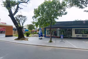 Đấu giá quyền thuê mặt bằng kinh doanh tại Trường Đại học Công nghệ Kỹ thuật TP.HCM. Ảnh: Hoàng Việt